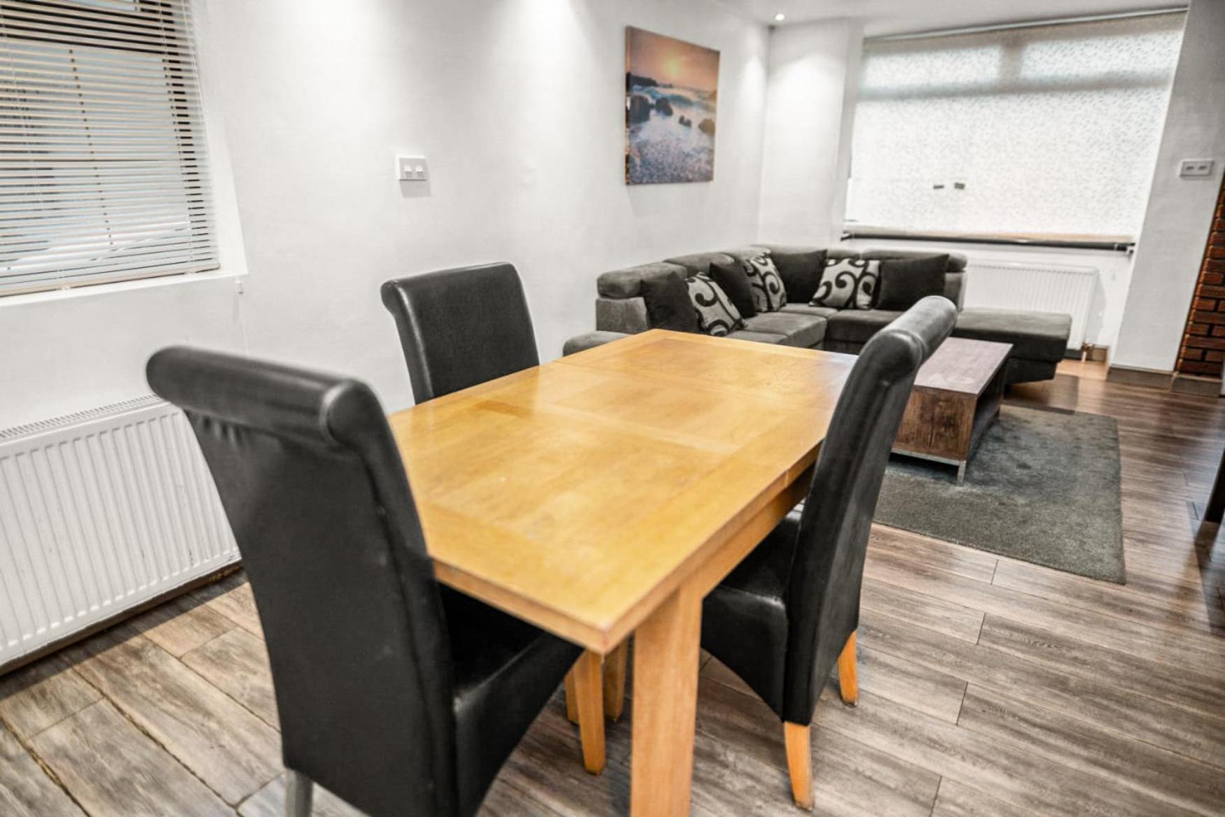 Central Manchester Family-Friendly Home With Free Parking And Workspace — Photos 1